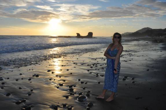 Fim de tarde gostoso na praia de El Tunco, na Costa del Balsamo, litoral de El Salvador